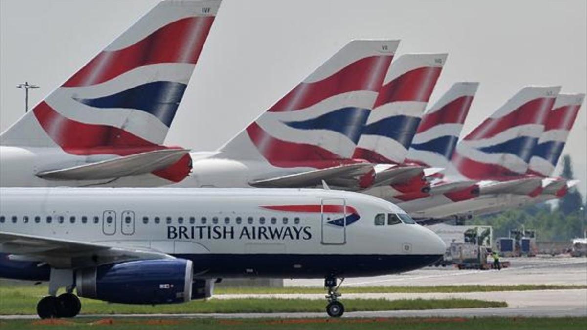 Aviones de British Airways en la terminal 5 del aeropuerto londinense de Heathrow, en el 2010.