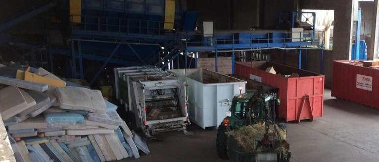 Interior de la planta de A Portela, con el &quot;tromel&quot; [de azul] al fondo./G.N.