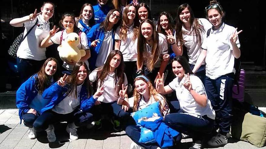 Las juveniles del Ansa Oviedo, ayer a su llegada a Valladolid.