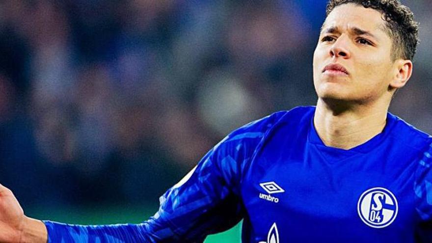Multa del Schalke a un jugador por estar de fiesta en un bar en pleno confinamiento