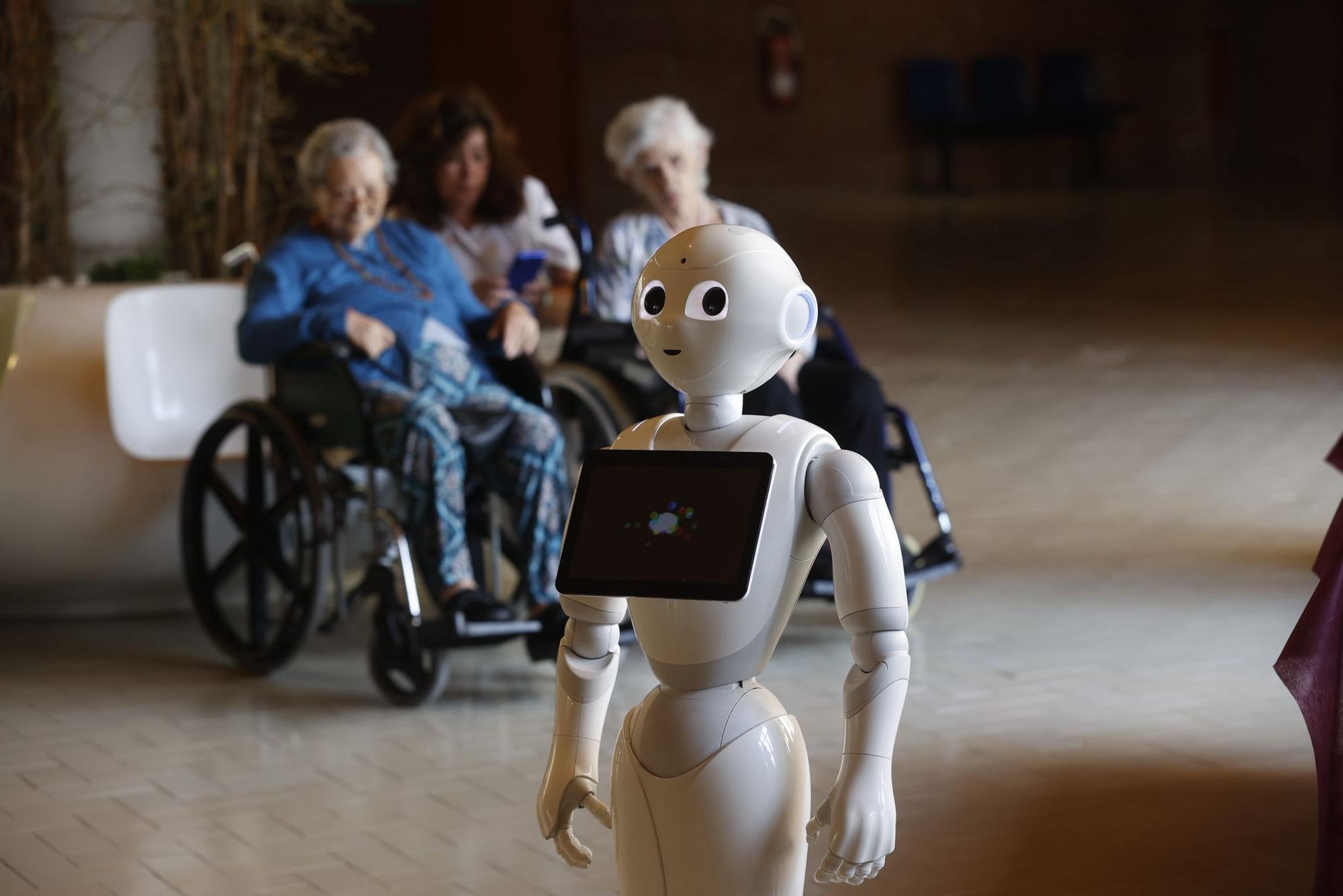 Un humanoide y un perro robot en el Hogar Provincial de Alicante