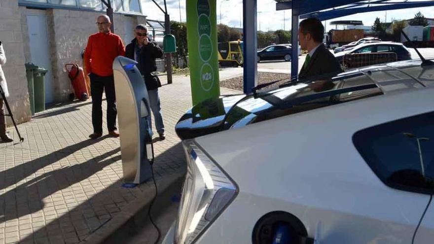 Punto de carga para vehículos eléctricos en el CTB.