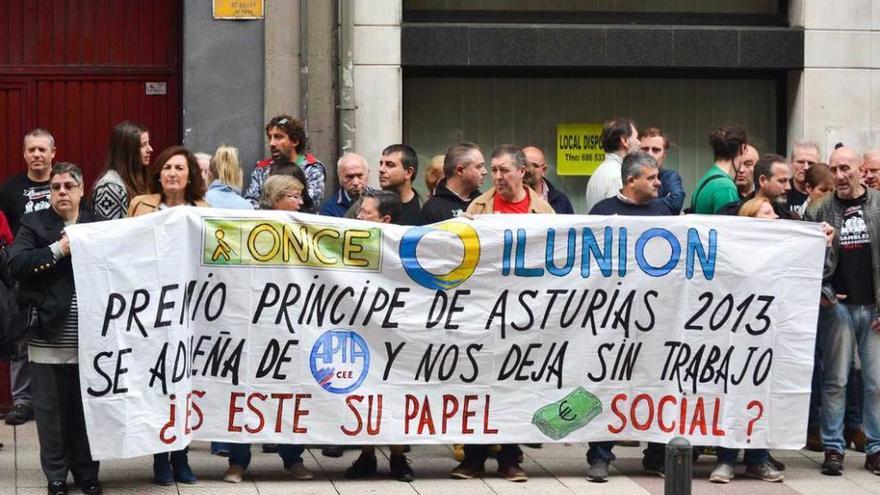 Protesta en Oviedo de los afectados por la crisis de Apta