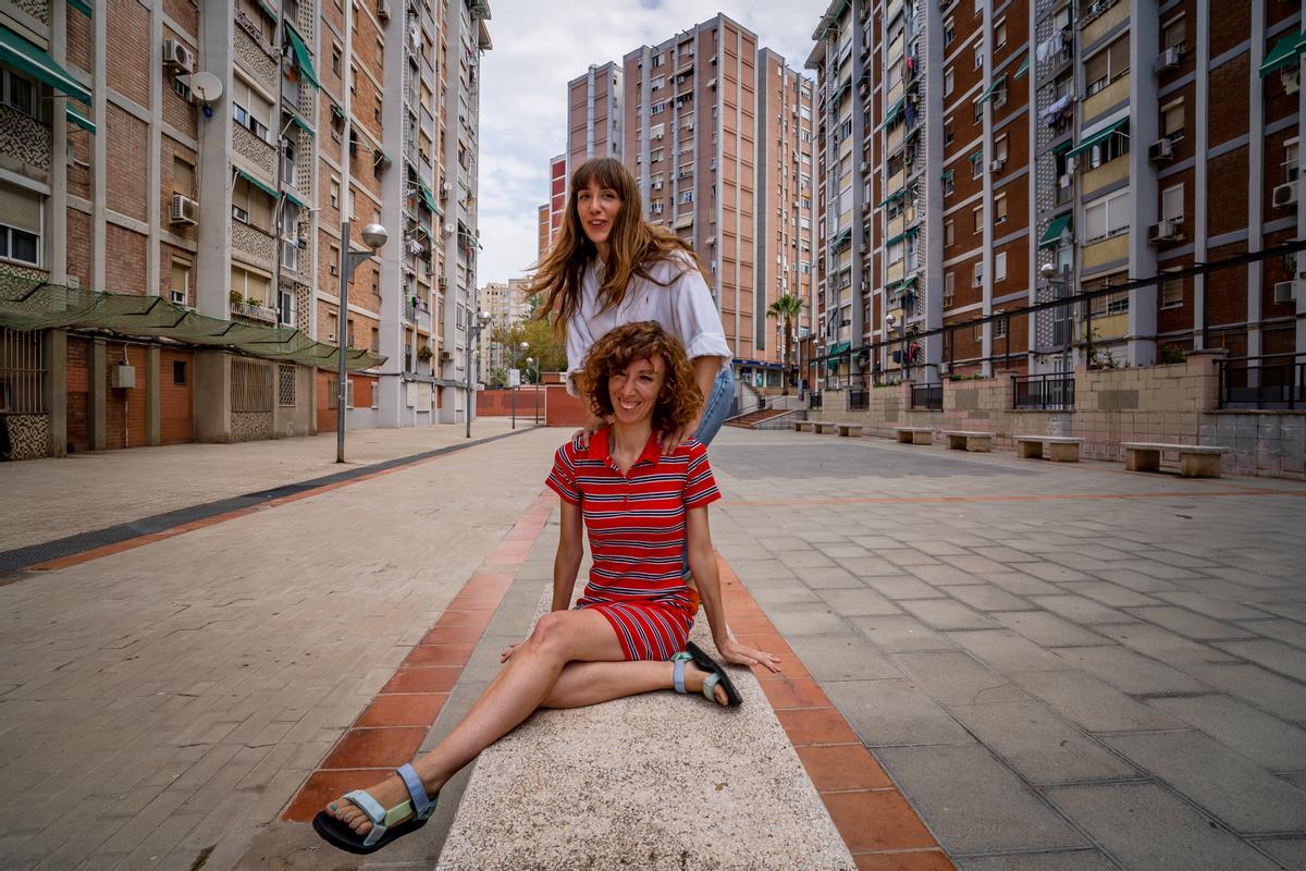 Carol y Marina Rodríguez Colás, directora y guionista de la pelicula Chavalas, posan en una plaza del barrio de Sant Ildefons de Cornellà de Llobregat.