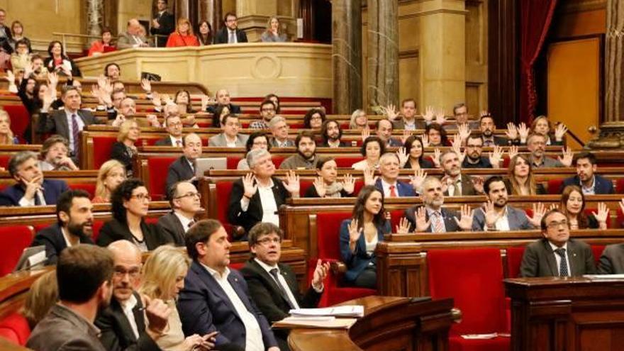 Els diputats de Cs i del PPC protesten aixecant les mans per no votar en l&#039;aprovació dels pressupostos.