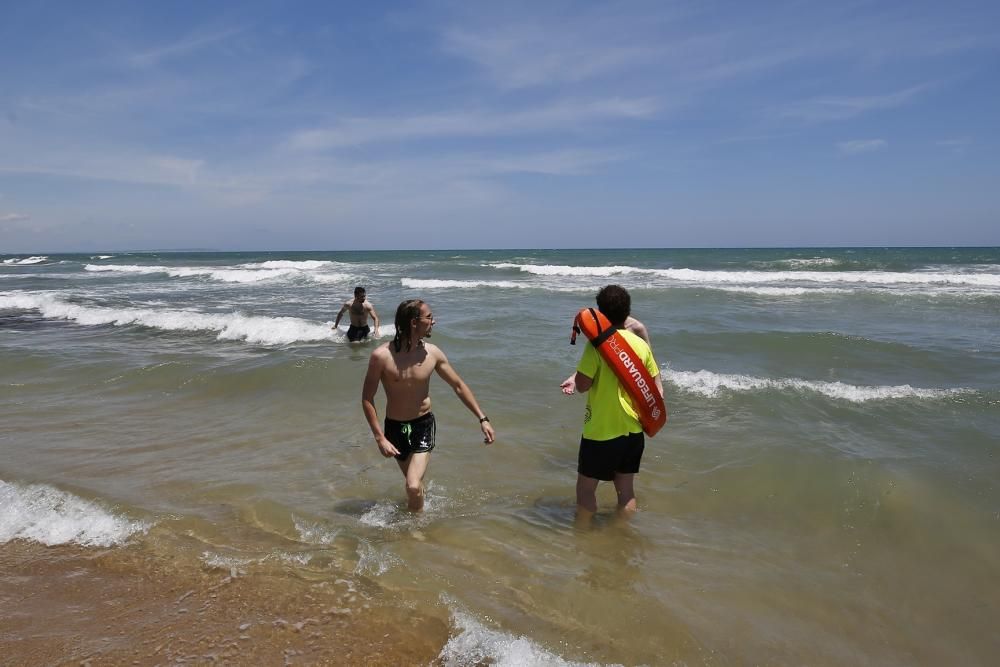 Imagen de la intervención este miércoles de los socorristas con bañistas que se metían en el agua con bandera roja