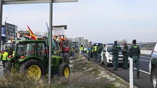 Las protestas de agricultores mantienen cortadas grandes vías en seis comunidades