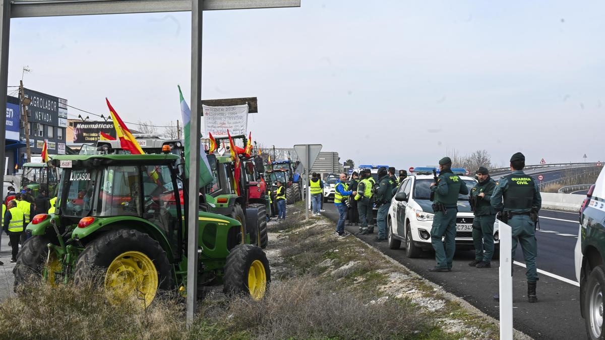Un dispositivo policial vigila a los agricultores en Granada, donde no se registran cortes