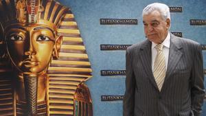 Zahi Hawass, este jueves en Madrid, junto a la imagen de la máscara de Tutankamón.