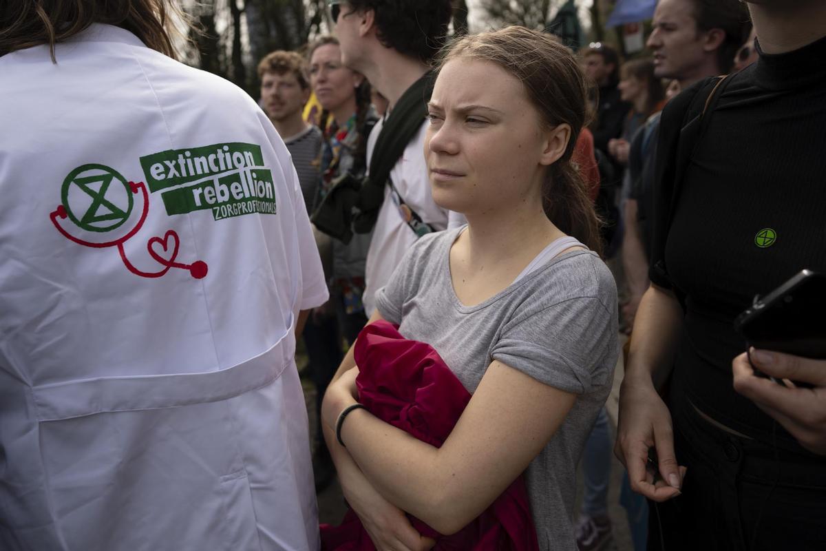 La activista climática Greta Thunberg  es detenida por agentes de policía durante una manifestación climática