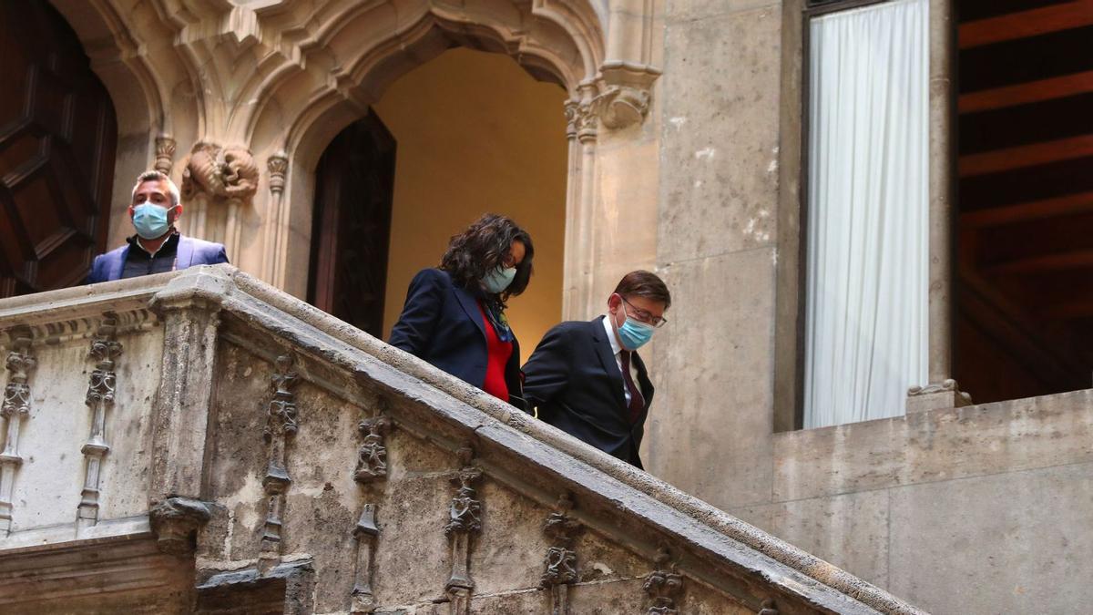La vicepresidenta Oltra y el president Puig en la escalera gótica del Palau de la Generalitat. | FRANCISCO CALABUIG