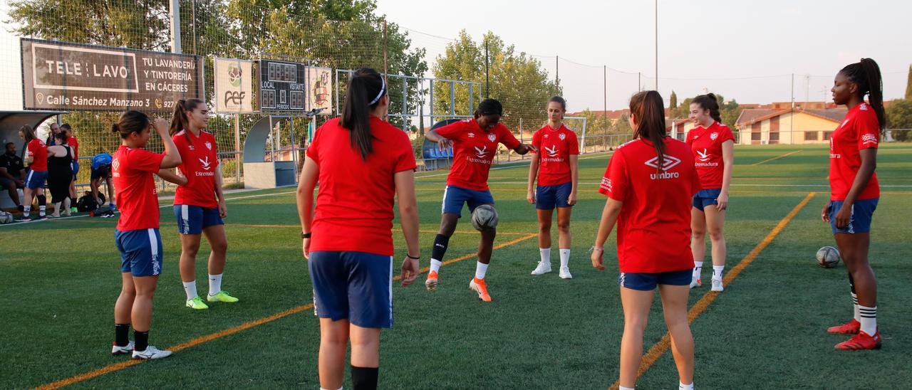 Las jugadoras tocan el balón sobre el césped del campo principal de Pinilla.