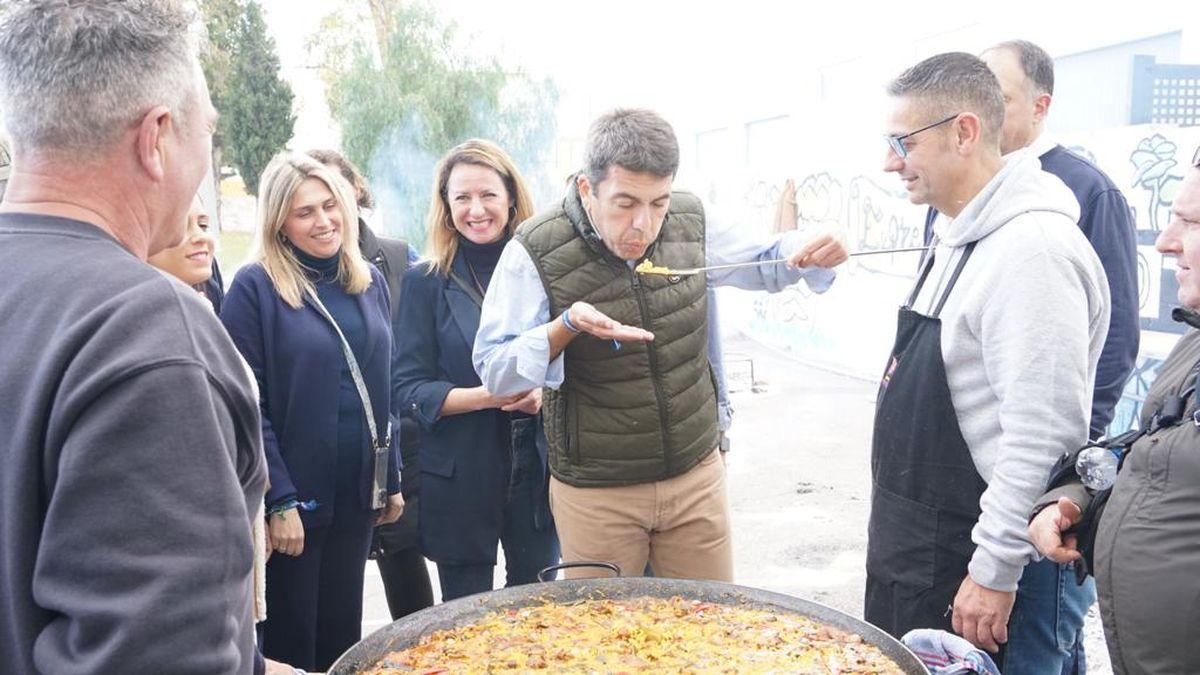 El presidente del PP en la Comunitat, Carlos Mazón, en los preparativos de las paellas.