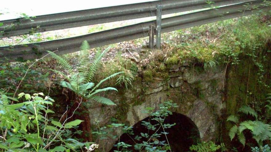 Ponte de Fontao, baixo a estrada de Presqueiras, escondedoiro do tesouro de Benito Soto.