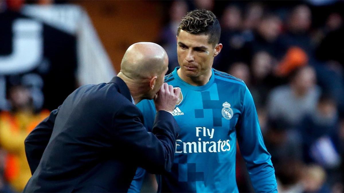 Zinedine Zidane y Cristiano Ronaldo durante el Valencia-Real Madrid de la Liga 2017/18