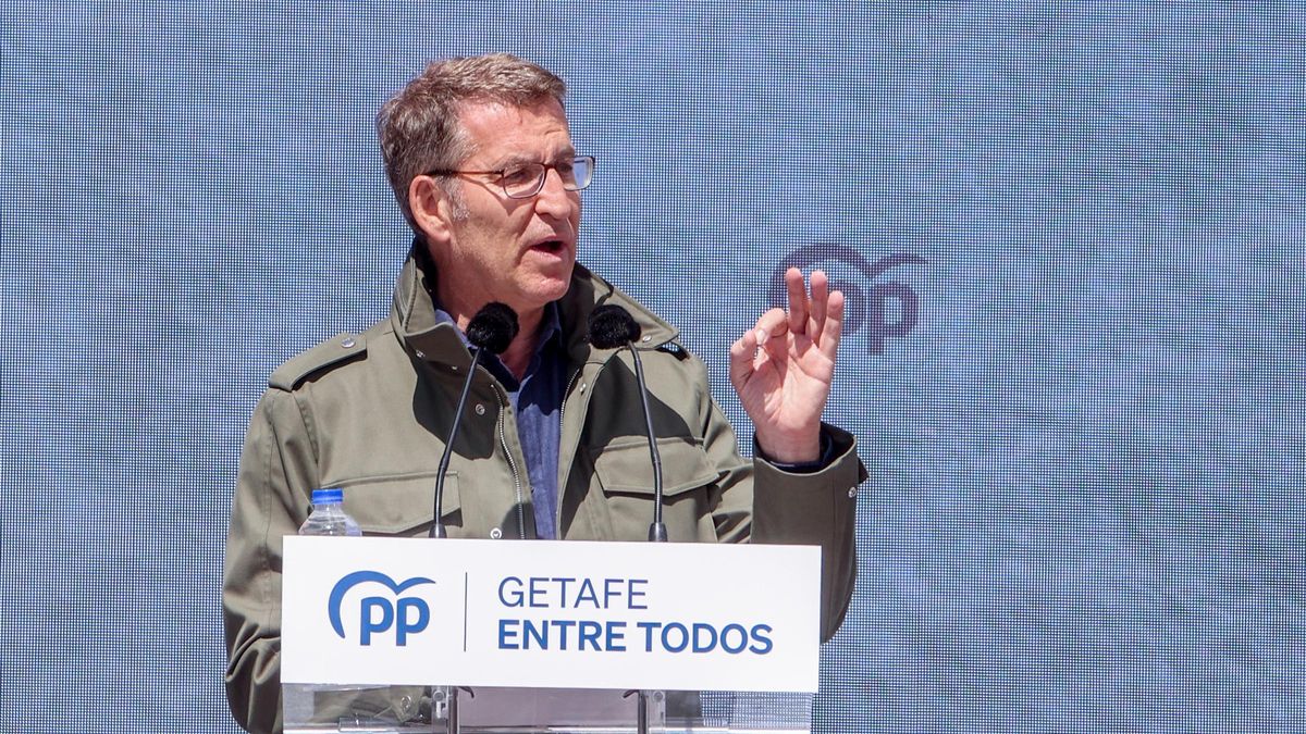 El presidente del Partido Popular, Alberto Núñez Feijóo, interviene en un mitin en la estación central de Getafe, a 13 de mayo de 2023, en Getafe, Madrid (España). Este acto de campaña electoral se celebra de cara a las próximas elecciones municipales y a
