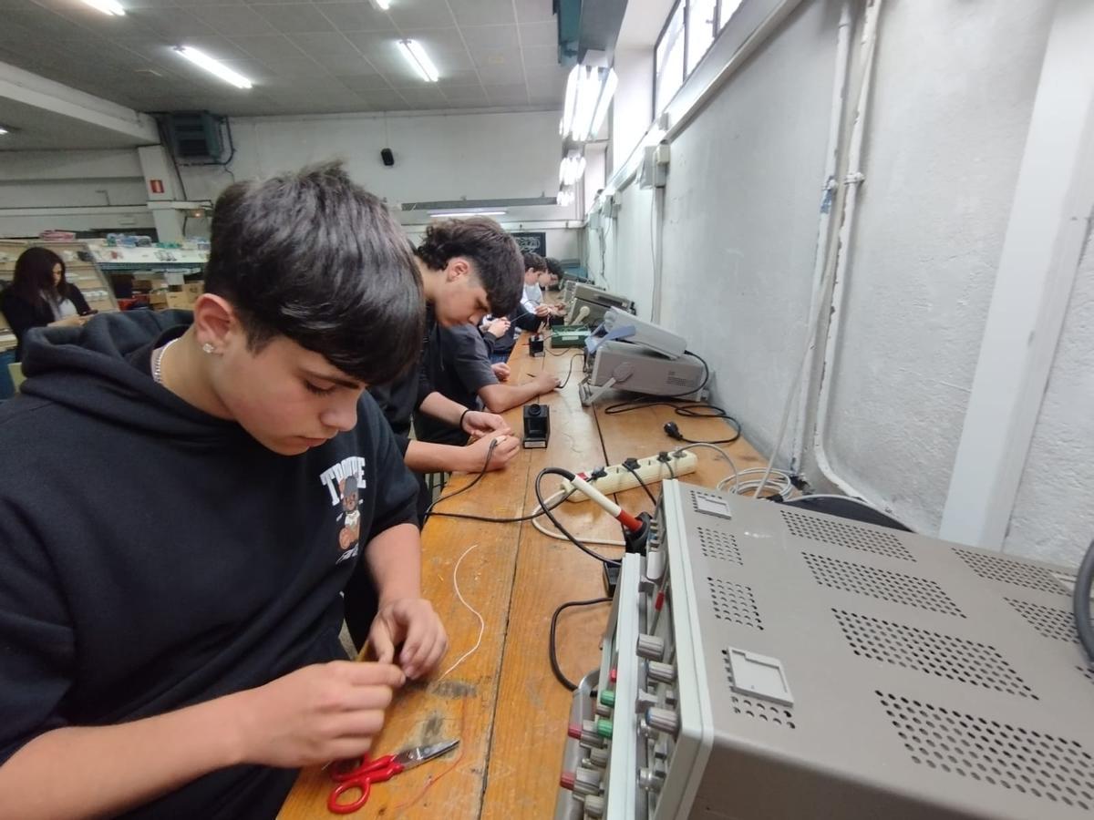 Joel González, en el taller de electrónica.