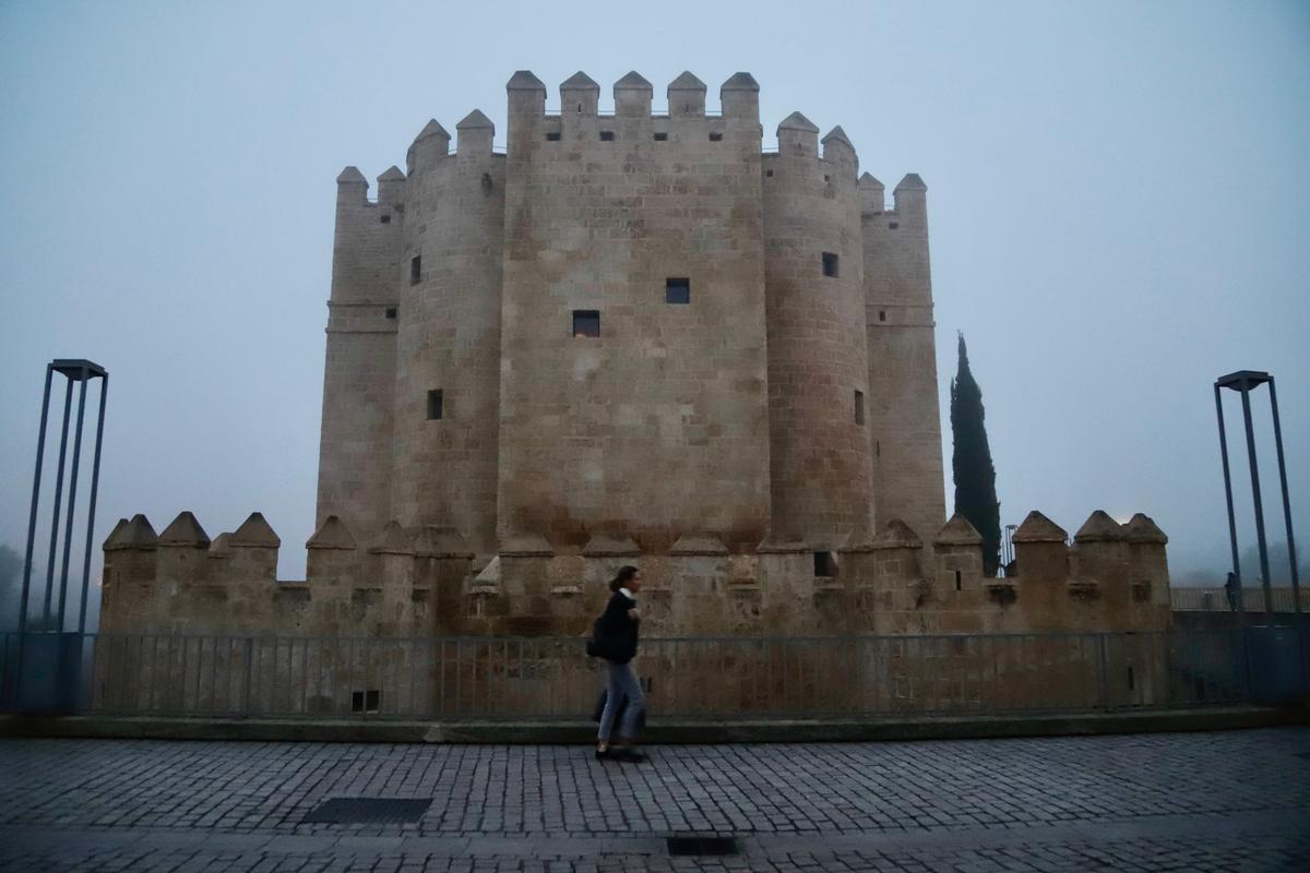 La Torre de la Calahorra en Córdoba, el pasado miércoles, en que la ciudad amaneció bajo una intensa niebla.