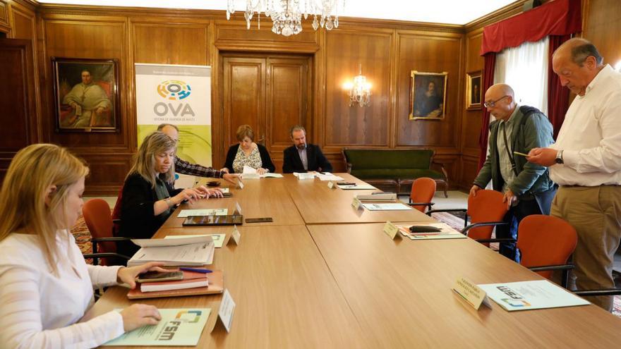 Reunión del patronato de la Fundación San Martín, ayer, en el salón de recepciones del Ayuntamiento.