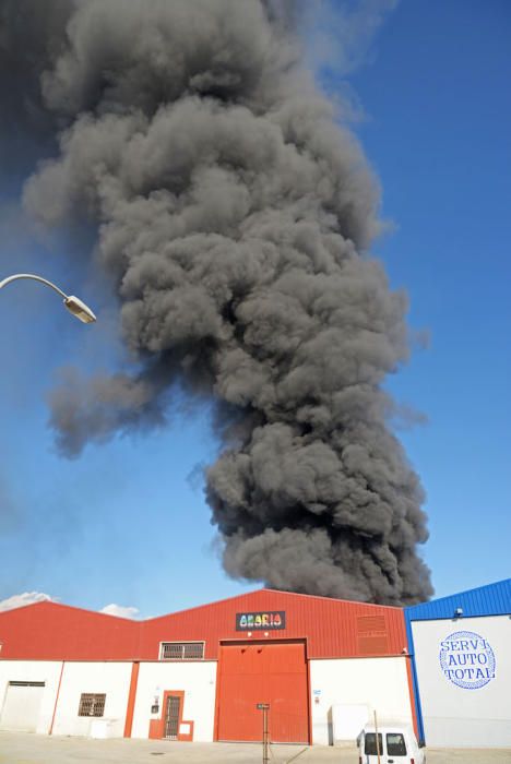 Incendio de varias naves industriales en el polígono de Marratxí