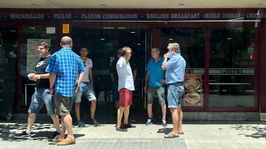 Turistas extranjeros sin mascarilla frente a un Pub de Benidorm