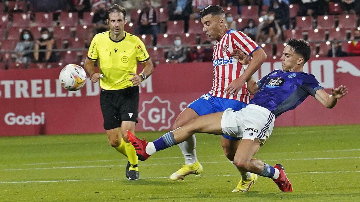 Borja García s’anticipa a 
Álvaro Aguado durant la 
victòria contra el Valladolid
a Montilivi. |  MARC MARTÍ