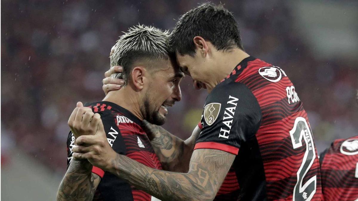 De Arrascaeta y Pedro celebran el gol de la victoria del Flamengo