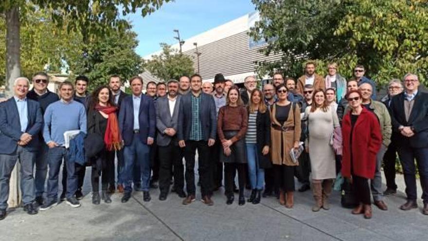 Alcaldes y portavoces de Compromís, reunidos ayer en Alicante.