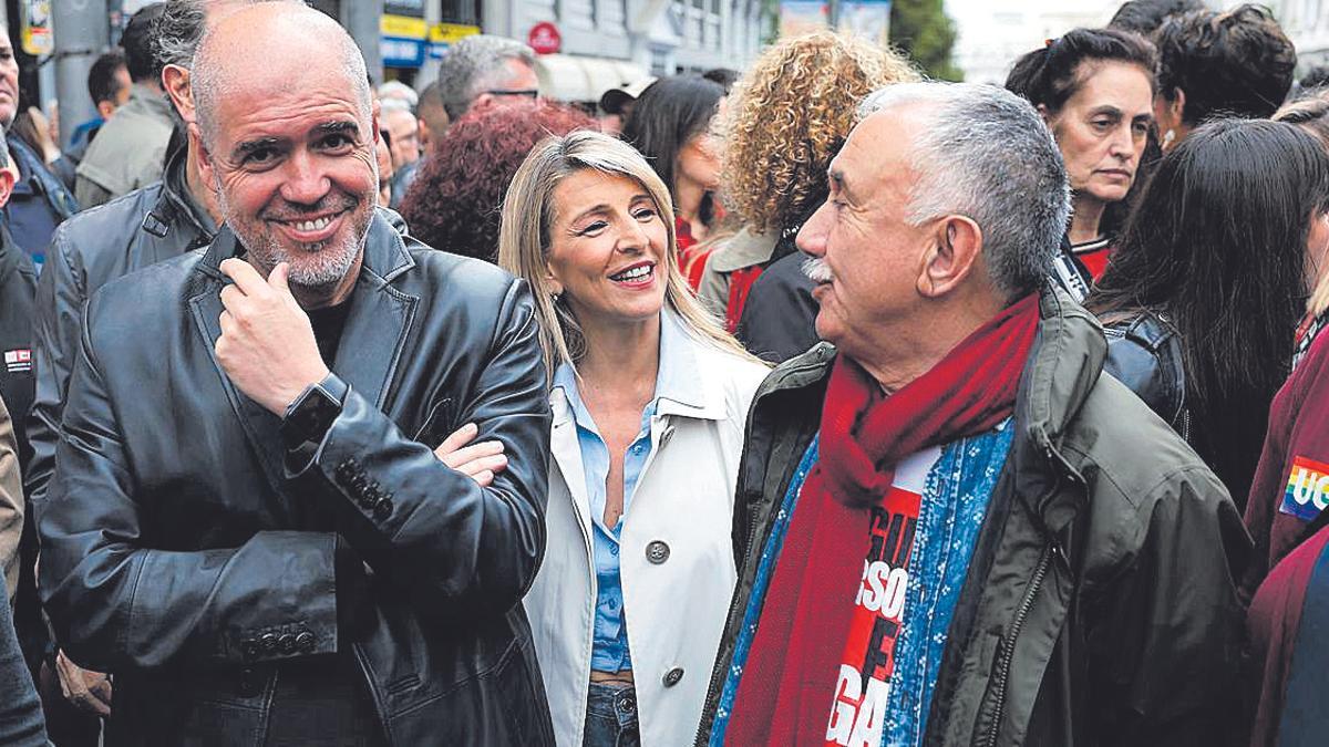 Yolanda Díaz, entre los líderes de CC OO y UGT.