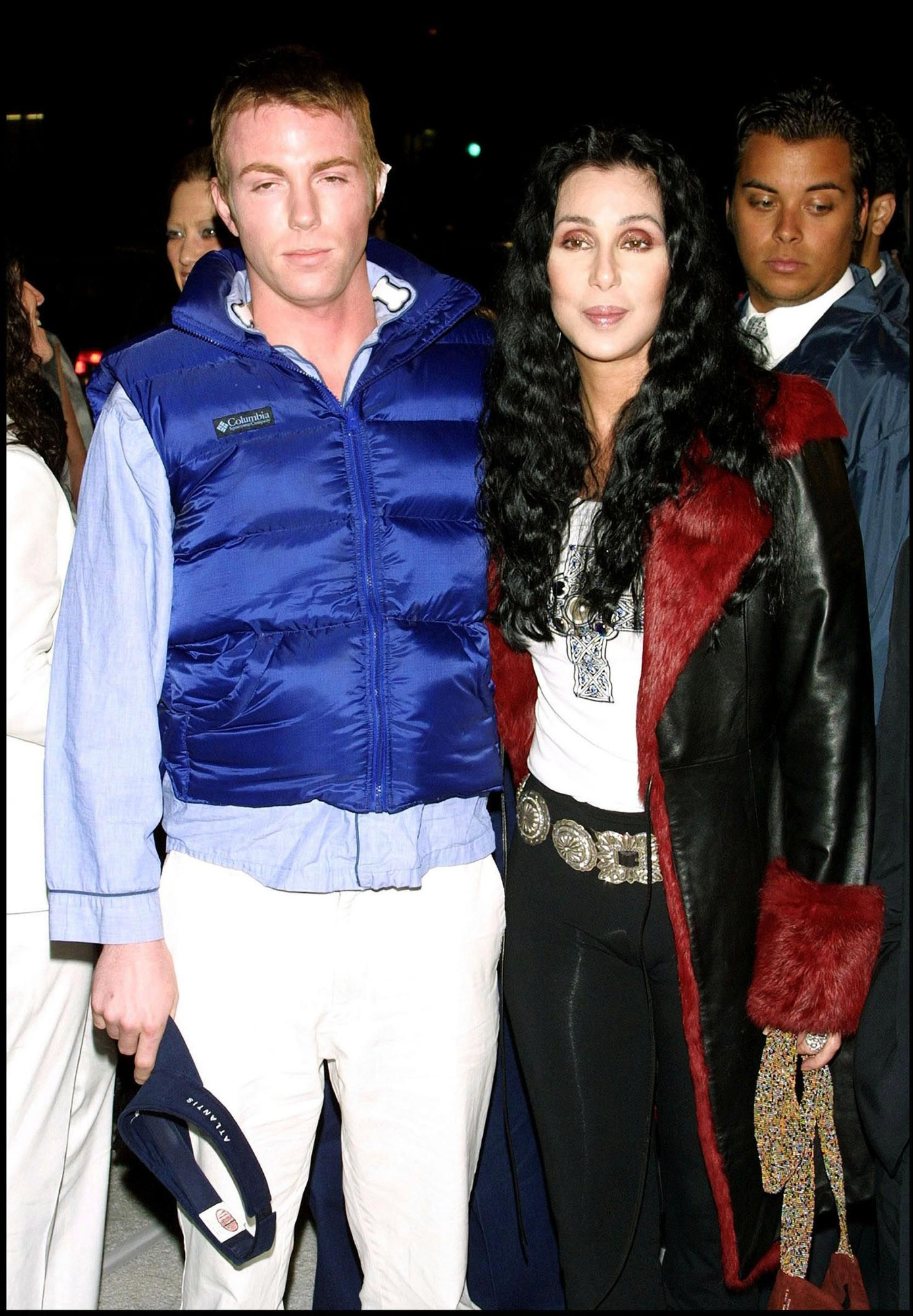 Cher junto a su hijo Elijah, en el año 2001