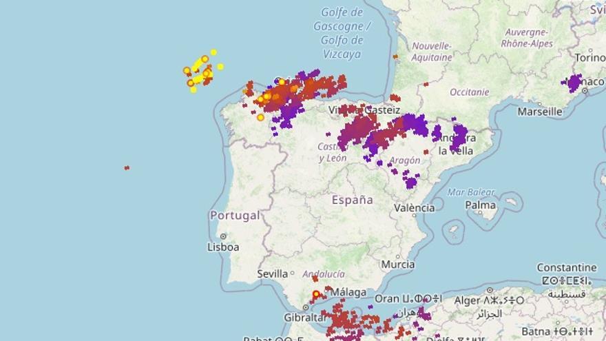 Mapa de rayos durante las primeras horas de hoy martes | Fuente: lighningmaps