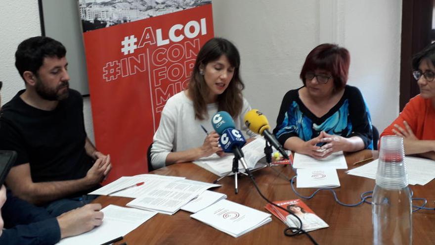 Los componentes de la lista presentando el programa