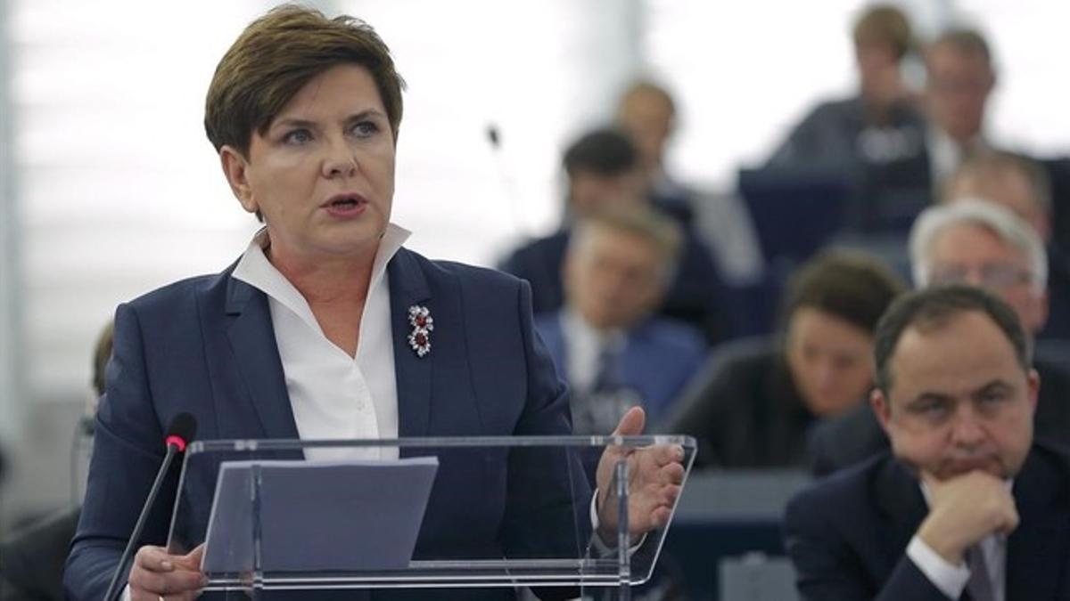 Szydlo se dirige al pleno de la Eurocámara, en Estrasburgo, este martes.