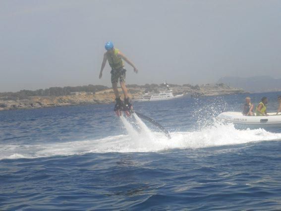 Der MZ-Redakteur steigt mit dem Flyboard in die Lu