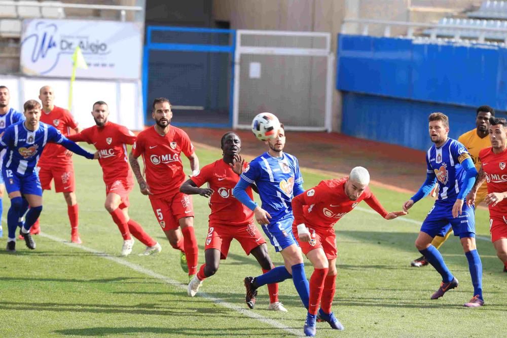 El Lorca Deportiva mejora su imagen pero cae goleado