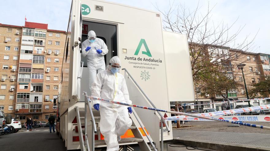 Sanitarios de la Junta de Andalucía, preparados para  hacer los test rápidos de antígenos PCR, en un cribado masivo en una imagen de archivo