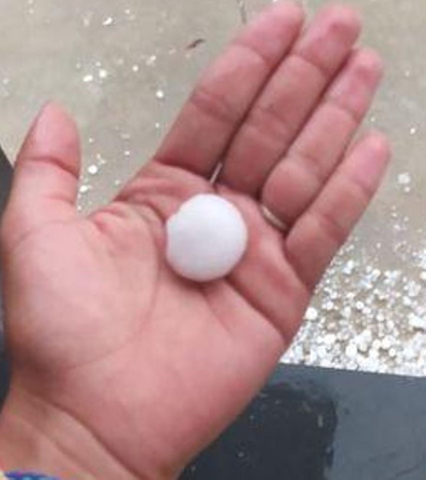 Impresionante tamaño del granizo caído en Vilanova d'Alcolea.