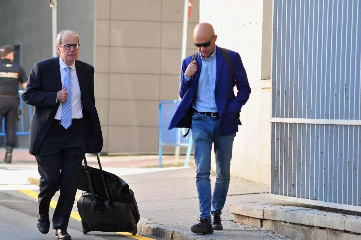 Luis María Carrero (derecha), con su abogado.