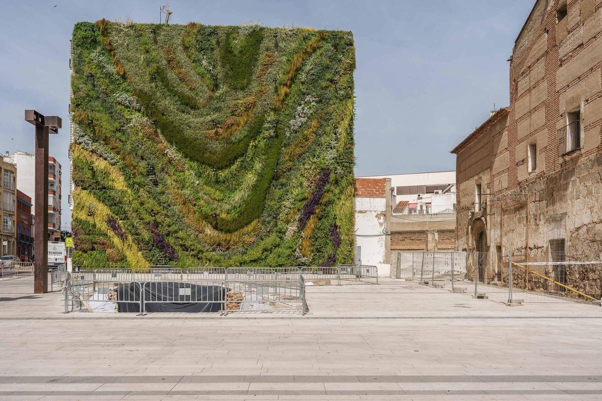 Restos arqueológicos pendientes de integración en la plaza de Santa Eulalia de Mérida.