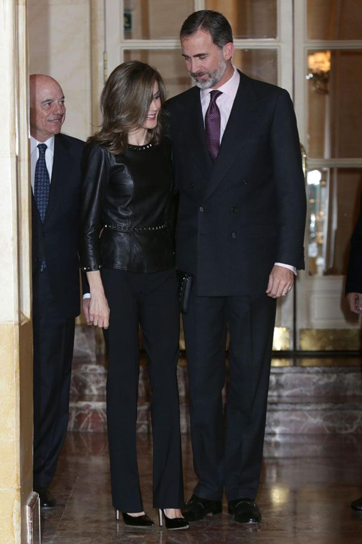 Letizia Ortiz junto a Felipe VI con top peplum de Uterqüe