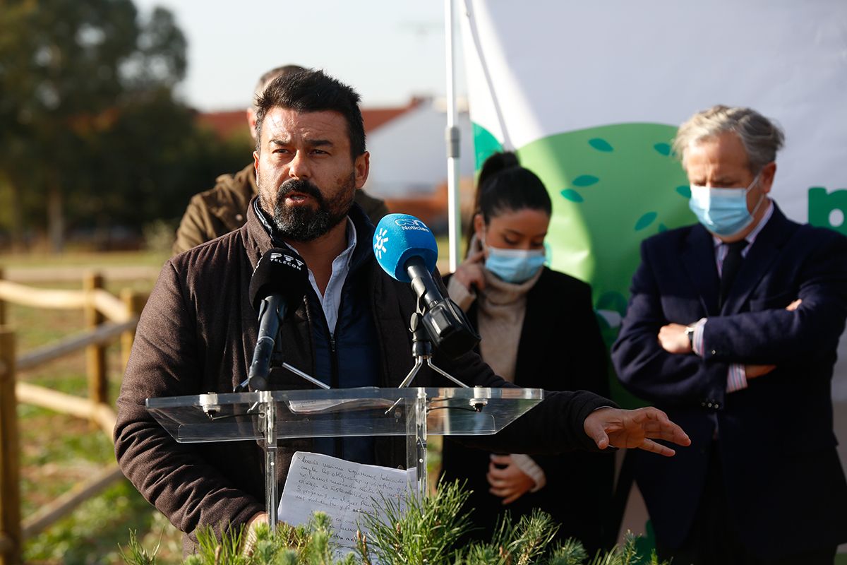 La empresa Fertinyect planta 100 nuevos árboles en el Parque del Flamenco