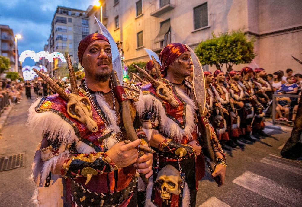 El espectáculo recrea la conquista de la isla de Tortuga con un boato de casi 400 personas, animadas danzas y guiños a la historia