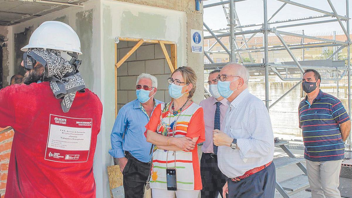 La directora general de empresas de la Junta de Extremadura en su visita a la Fundación Laboral de la Construcción.