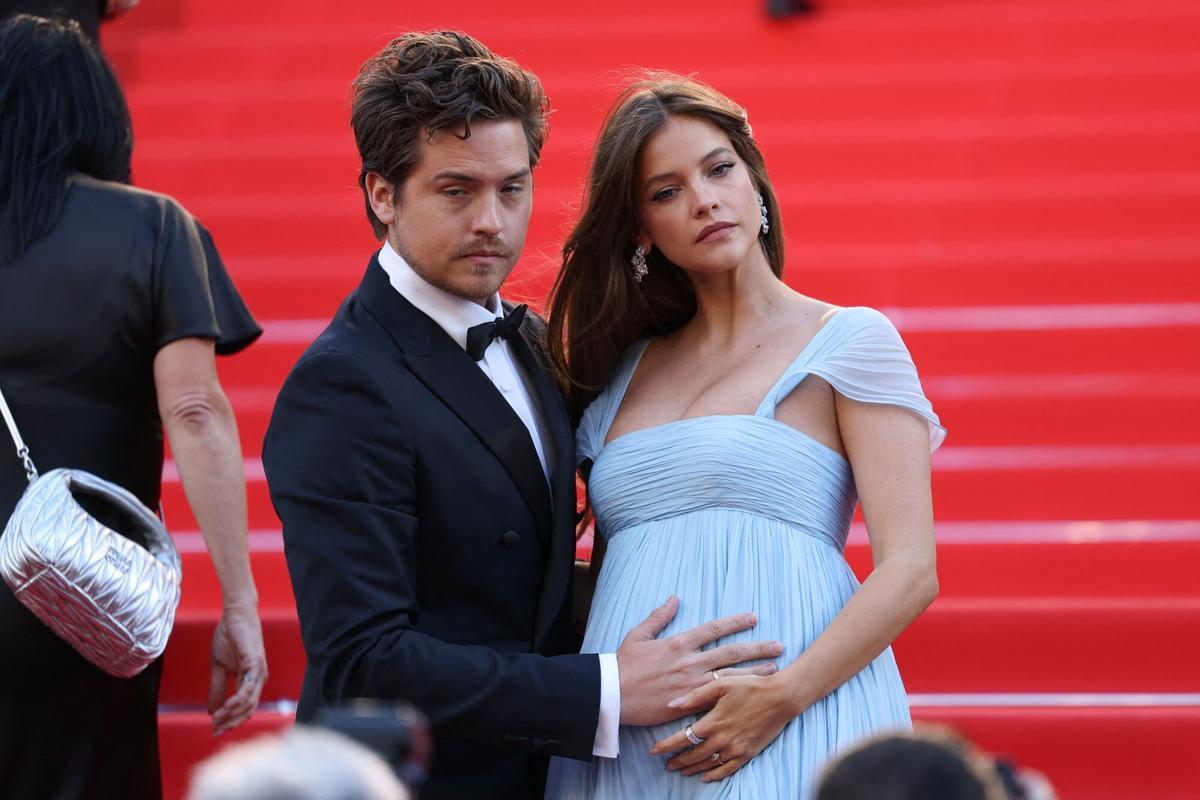 La modelo Barbara Palvin y el acotor Dylan Sprouse, en la alfombra roja de Cannes el 14 de mayo de 2026