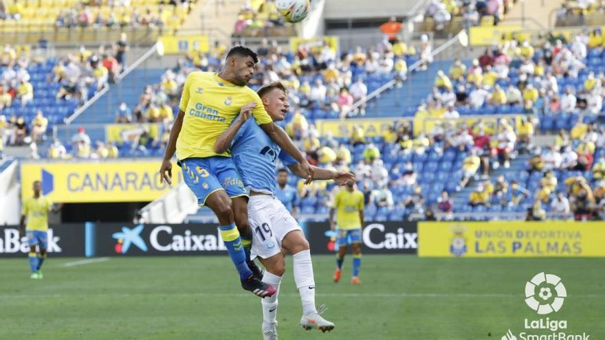 Mateusz Bogusz disputa un balón durante el encuentro de ayer frente a la UD Las Palmas.