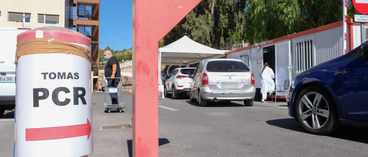 Ponto de teste de PCR no Elda Hospital durante a terceira onda da pandemia.