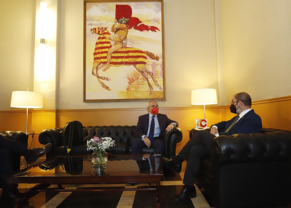 El presidente del COE, Alejandro Blanco, y el presidente de Aragón, Javier Lambán, conversan en el Pignatelli bajo el 'San Jorge abanderado' de Natalio Bayo.