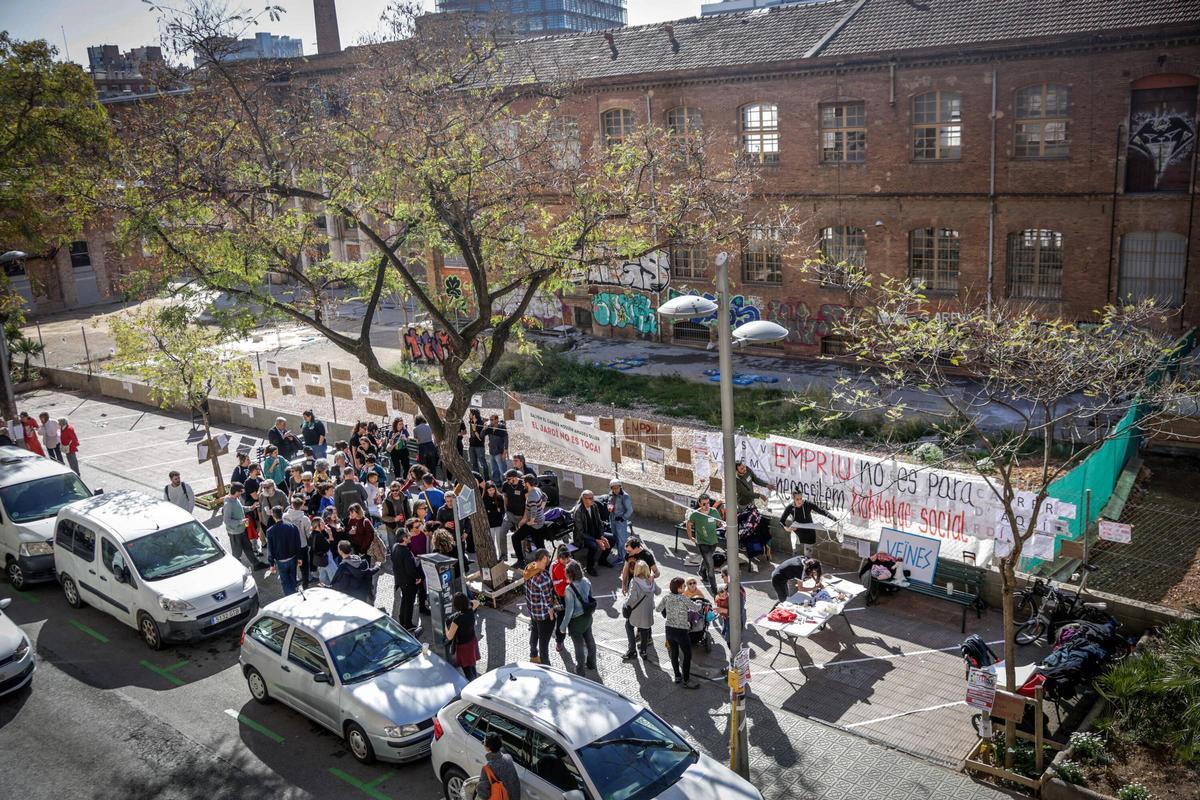 Concentración de los futuros vecinos de un bloque de viviendas de alquiler asequible pendientes de construir sobre un jardín de La Bordeta