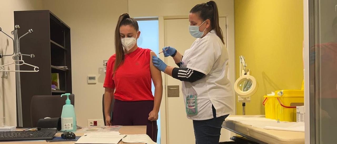 Laura Molina recibe la cuarta dosis de la vacuna del covid este miércoles en el centro de salud Carlos Castilla del PIno.