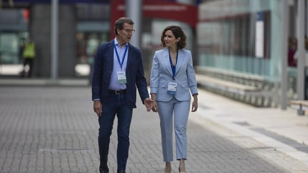 El presidente del PP, Alberto Núñez Feijóo, y la presidenta de la Comunidad de Madrid, Isabel Díaz Ayuso, a su llegada a la clausura del XVII Congreso del PP de Madrid, el pasado 21 de mayo de 2022, en Ifema.